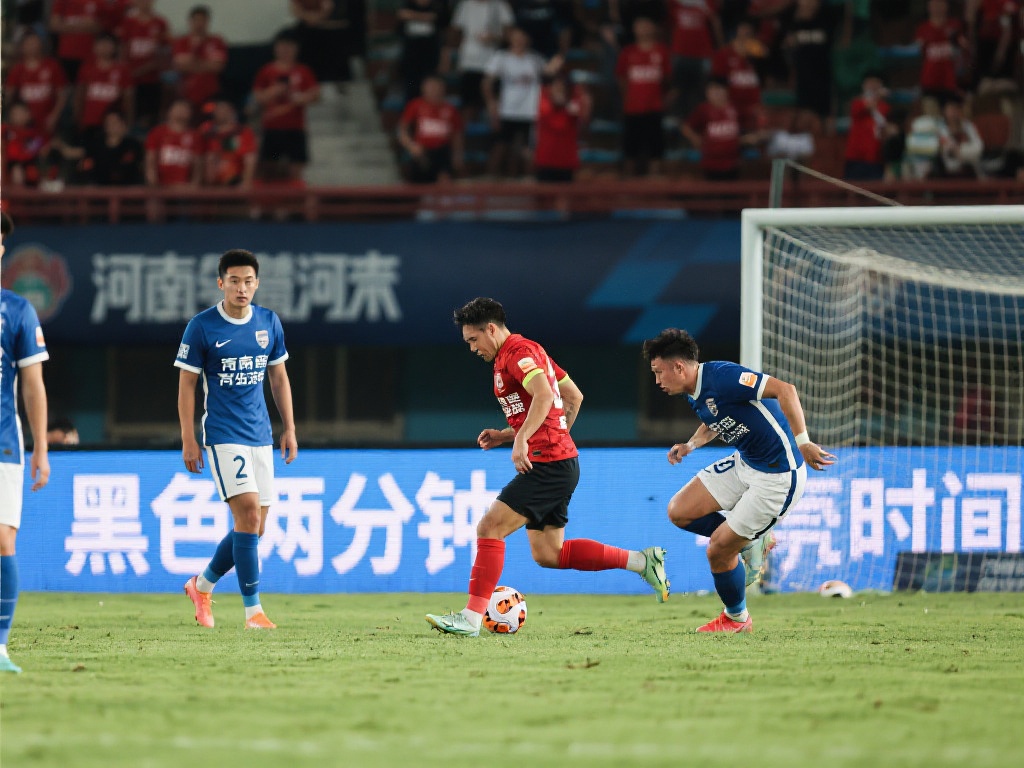 河南队补时崩盘被西海岸绝杀,球迷场内激愤表达强烈不满 比赛进行到常规时间结束时,河南队与青岛西